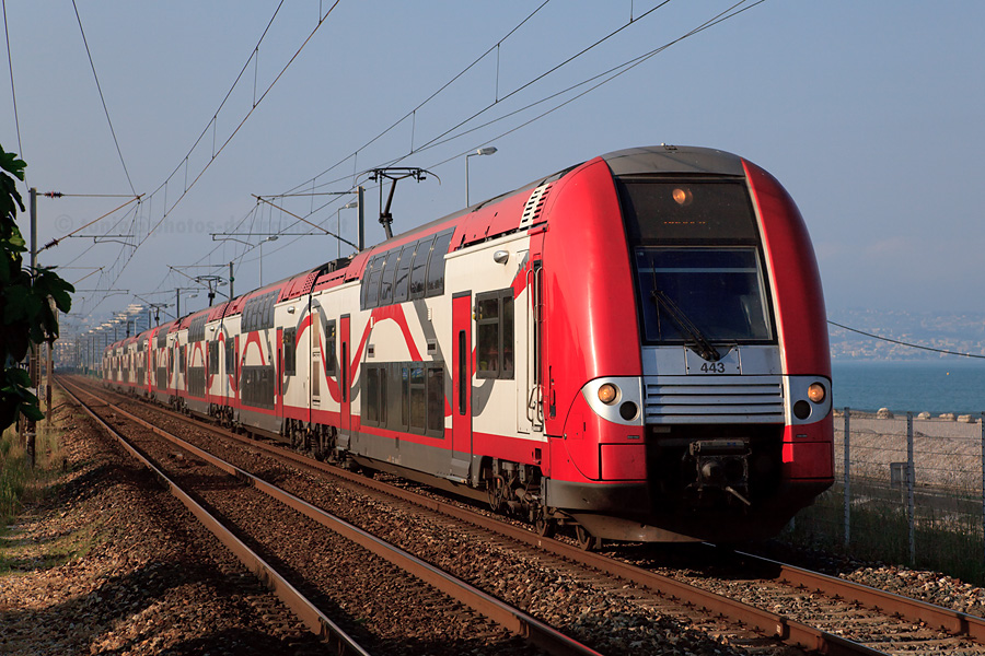 Arrivée en gare de Biot du TER 881230 Ventimiglia - Cannes-la-Bocca, assuré exceptionnellement en UM de Z 26500, probablement à cause des grèves.