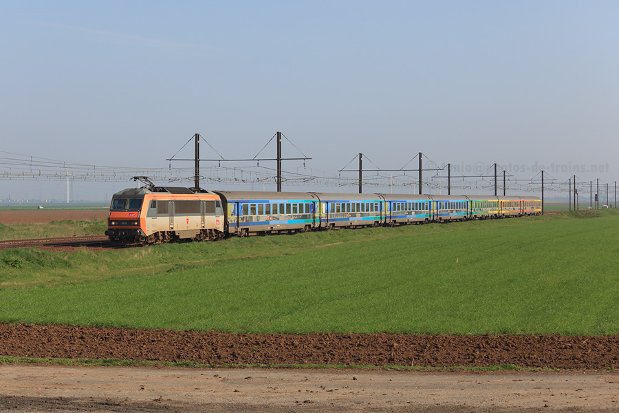 BB 26033 en t&ecirc;te, le Corail T&eacute;oz 3621 Paris-Austerlitz - Brive-la-Gaillarde est vu pr&egrave;s d'Artenay.
