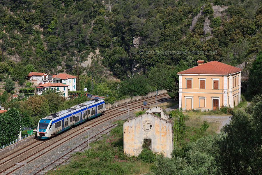 Quelques instants apr&egrave;s son arr&ecirc;t en gare d'Airole, le train Regionale 22970 Ventimiglia - Cuneo passe l'ancienne gare d'Airole, qui sert de zone de croisement si n&eacute;cessaire.