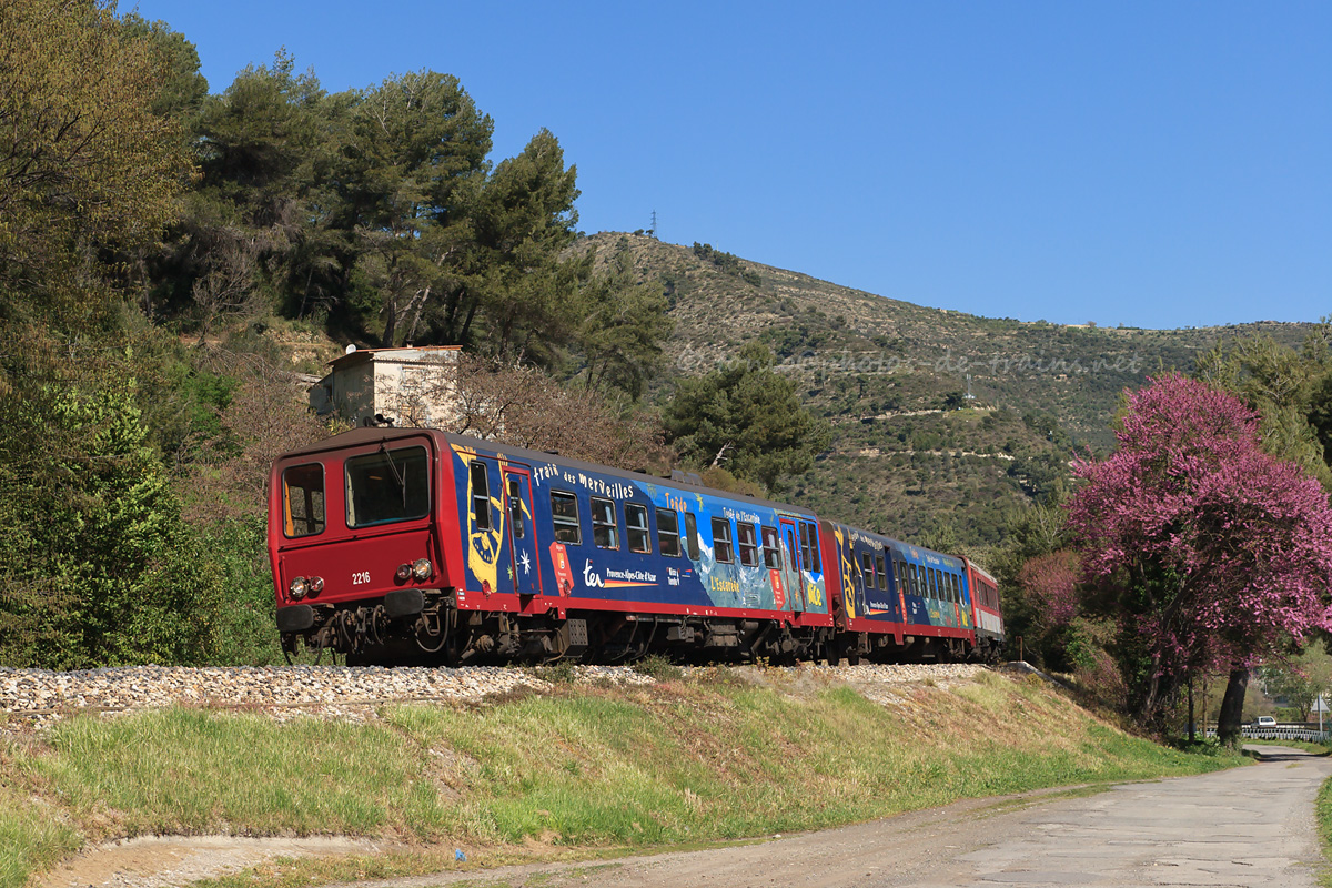 Vue du TER 881362 Drap-Cantaron - Nice-Ville, assuré par les X 2216 et X 2204 encadrant une XR 6100, quelques instants après son départ de la gare de Drap-Cantaron.