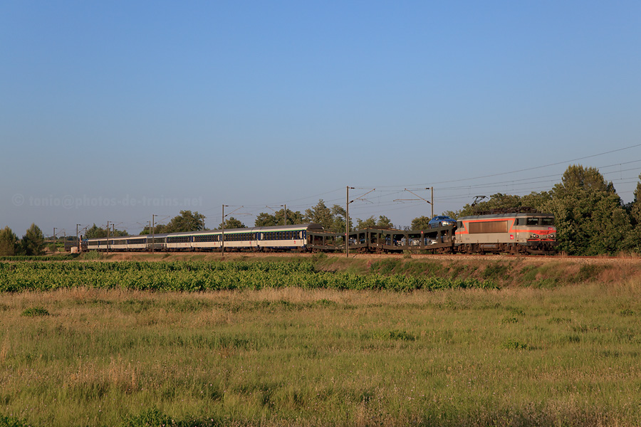 Traversant les plaines Varoises, le train autos-couchettes 24530 Nice-Ville - Calais-Ville ram&egrave;ne les touristes anglais dans le nord de la France.