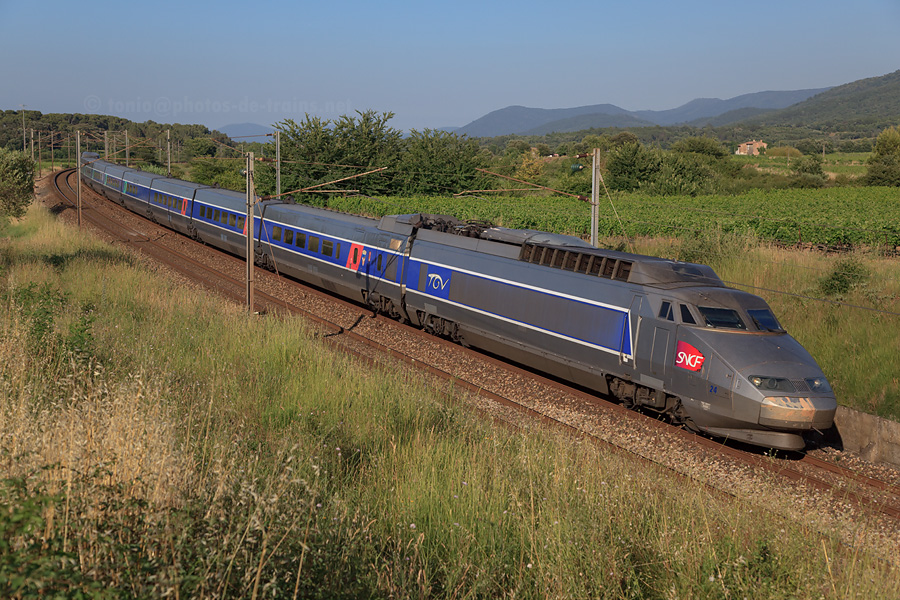 Le TGV 6876 Nice-Ville - Dijon-Ville, assur&eacute; par une rame Sud-Est, se pr&eacute;sente quelques instants apr&egrave;s avoir travers&eacute; la commune de Gonfaron.