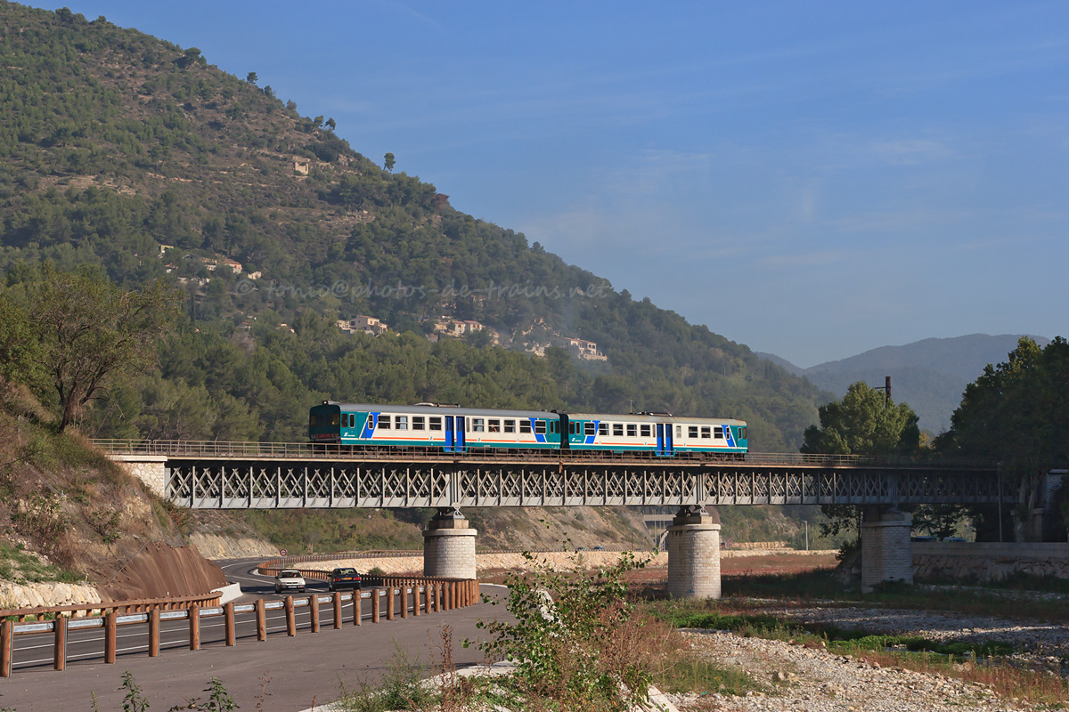 Descendant d'Italie (Cuneo) et traversant le Paillon, une UM d'Aln663 sur le TER 22944 s'apprêtent à entrer en gare de Drap-Cantaron, pour ensuite continuer leur chemin vers Nice-Ville.