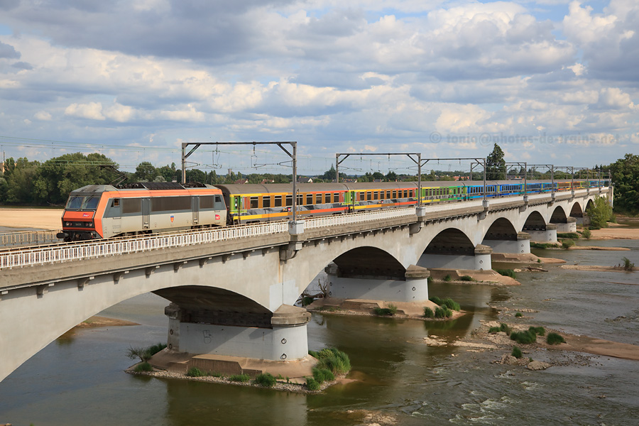 Enjambant le Pont de Vierzon, le Corail T&eacute;oz 3640 Brive-la-Gaillarde - Paris-Austerlitz s'appr&ecirc;te &agrave; traverser Orl&eacute;ans.