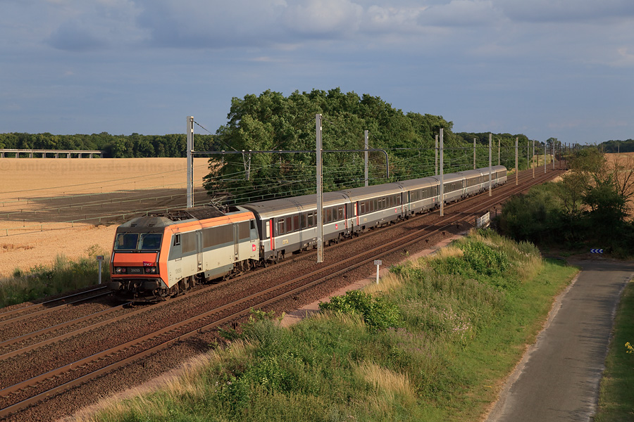 Voitures Corail+ pour le T&eacute;oz 3660 Brive-la-Gaillarde - Paris-Austerlitz, quelques secondes avant sa travers&eacute;e de la commune de Chevilly.