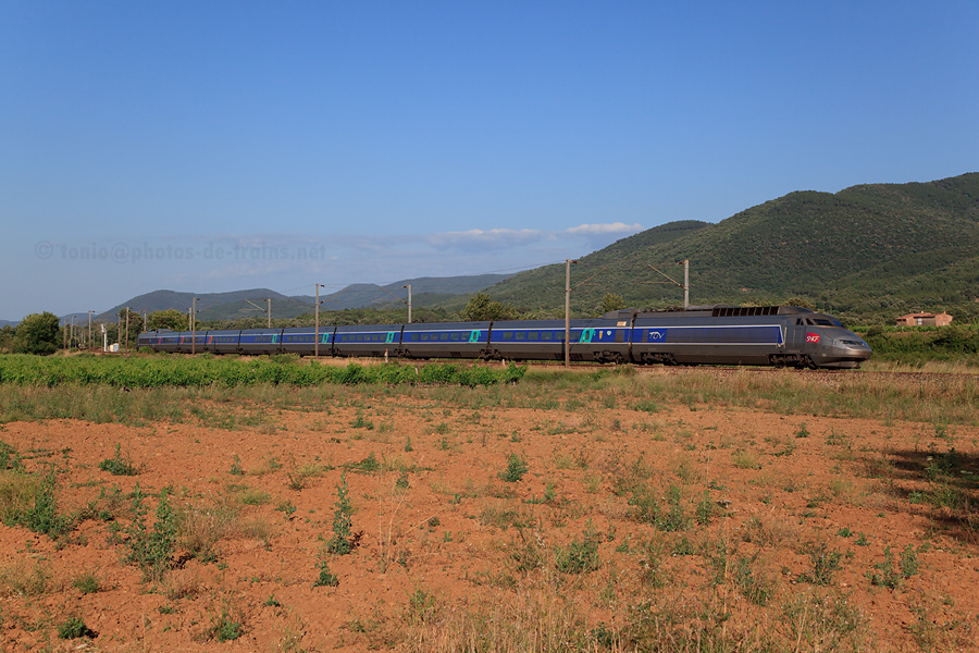Vue du TGV 6876, dans les champs de vignes Varois, &agrave; destination de la capitale de la Bourgogne.
