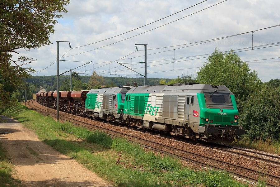 Vue, quelques instants avant son arr&ecirc;t en gare d'&Eacute;vreux, du train 73036 Caen - Vernouillet-Verneuil, tract&eacute; par une UM de BB 75000.
