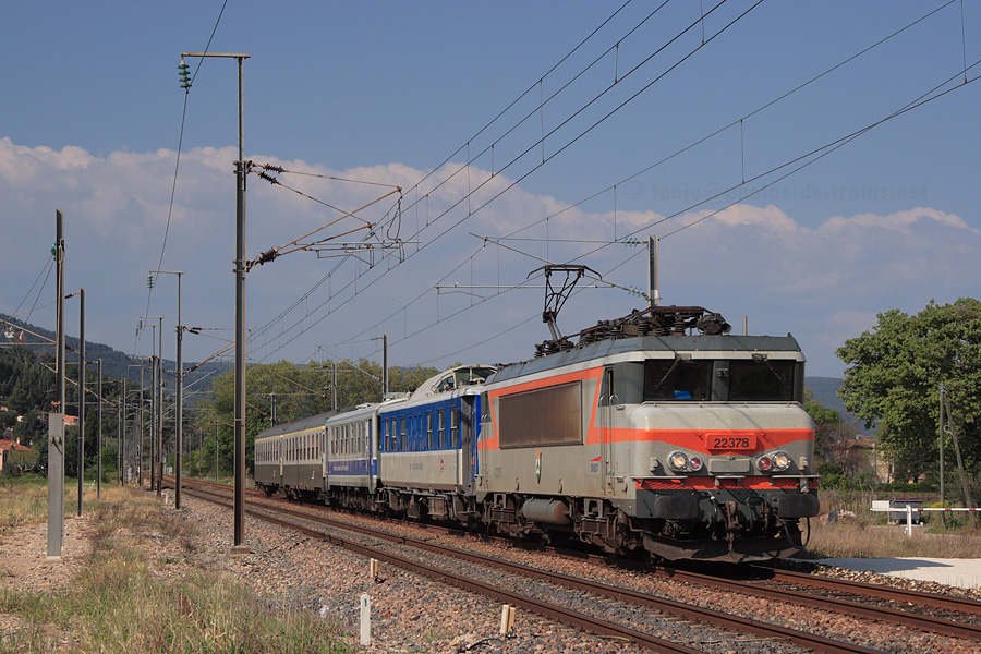 Assurant la marche 999744 Ventimiglia - Marseille Saint Charles, la BB 22378 et sa rame de mesures s'apprêtent à bruler la gare de Cuers-Pierrefeu.