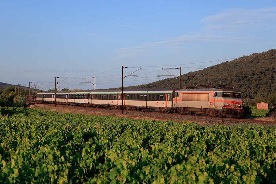 Lumi&egrave;re du soir pour le train 4724 Nice - Nantes, tract&eacute; par la BB 22332.