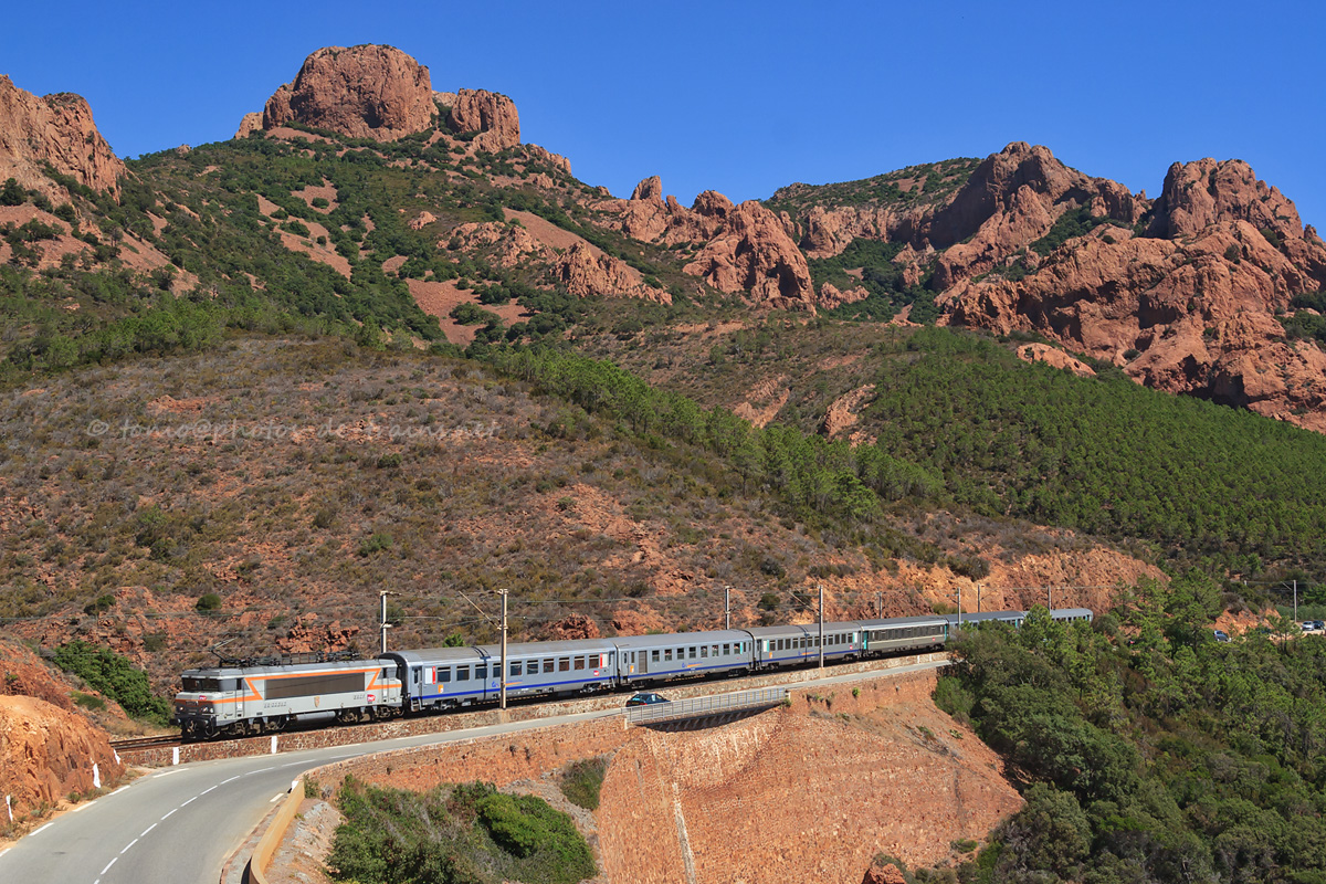 Tracté par la BB 22393, le TER 17488 Ventimiglia - Marseille-Saint-Charles va bientôt traverser Anthéor.