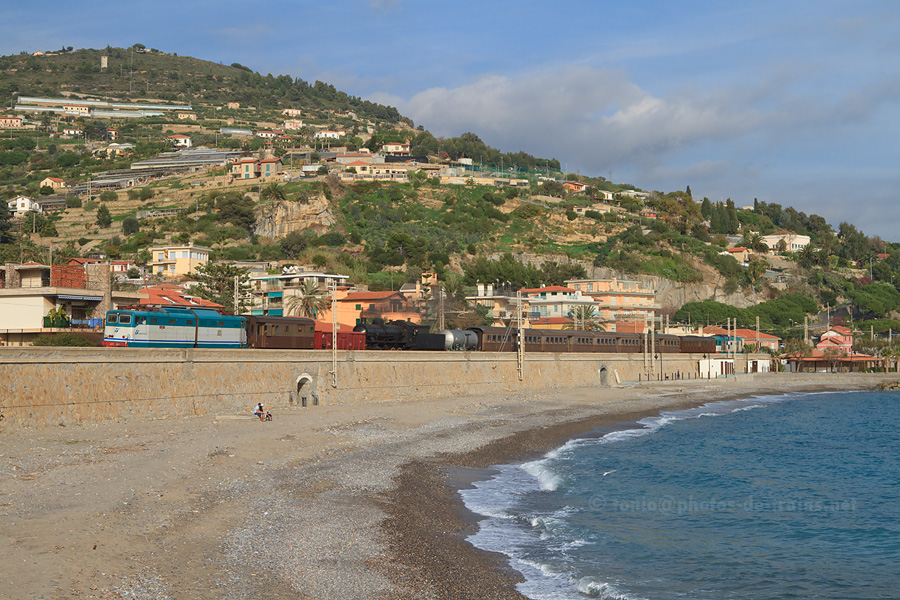 Acheminement de matériel vu près de Bordighera, pour la circulation du train spécial le lendemain entre Ventimigila et Cuneo. Les E645 084 et la vapeur 740 278 sont toutes deux à la traction.