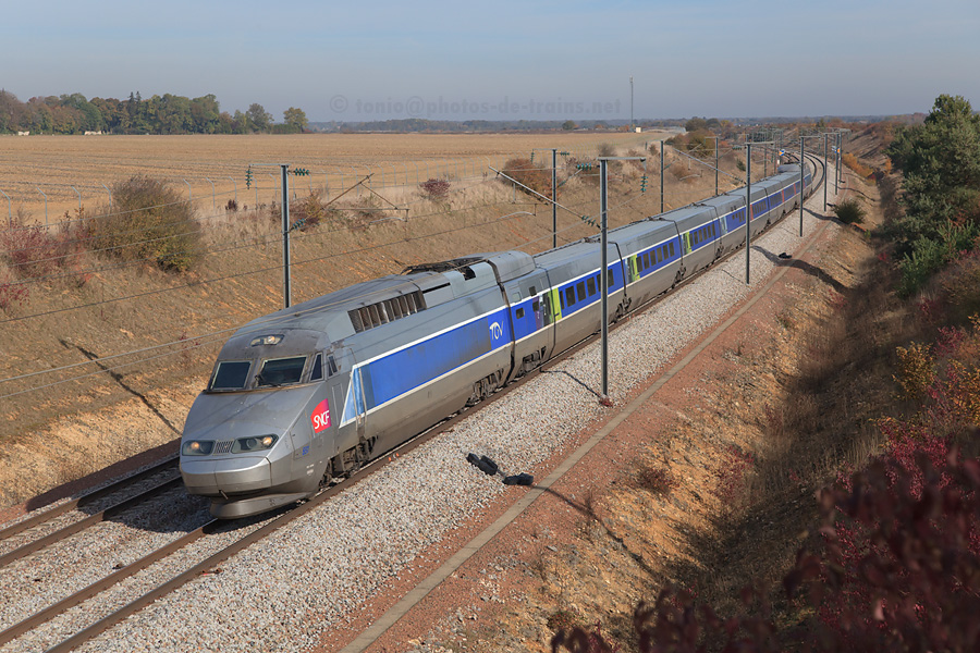 Surpris pr&egrave;s de Boinville-le-Gaillard, le TGV 5470, en provenance de Strasbourg, file &agrave; toute vitesse vers Rennes.