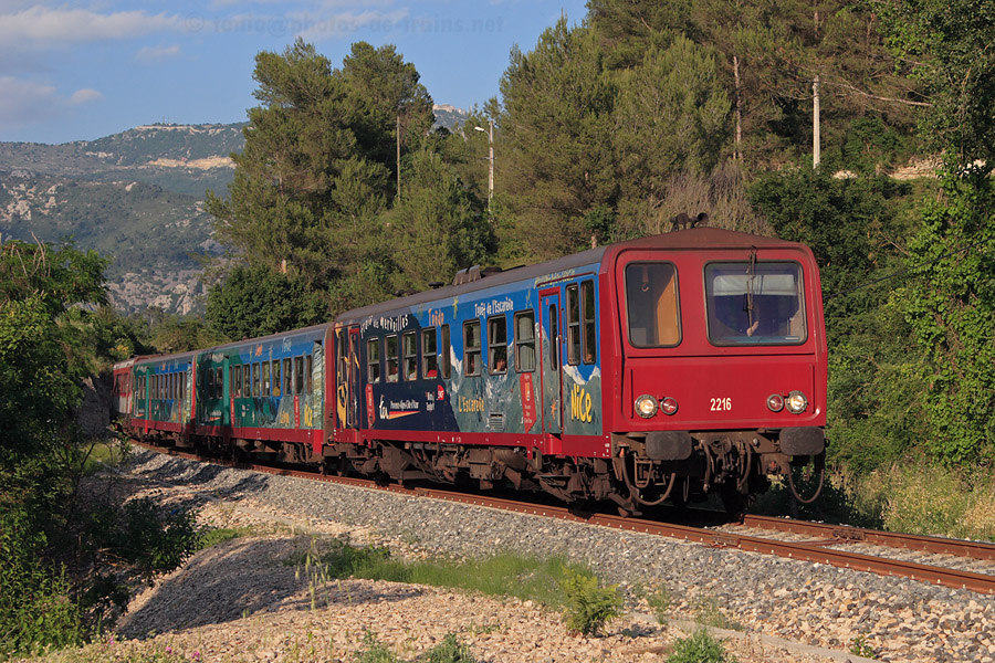 Derniers rayons du soleil sur le TER 22952, vu pr&egrave;s de Borgh&eacute;as (commune de Peillon).