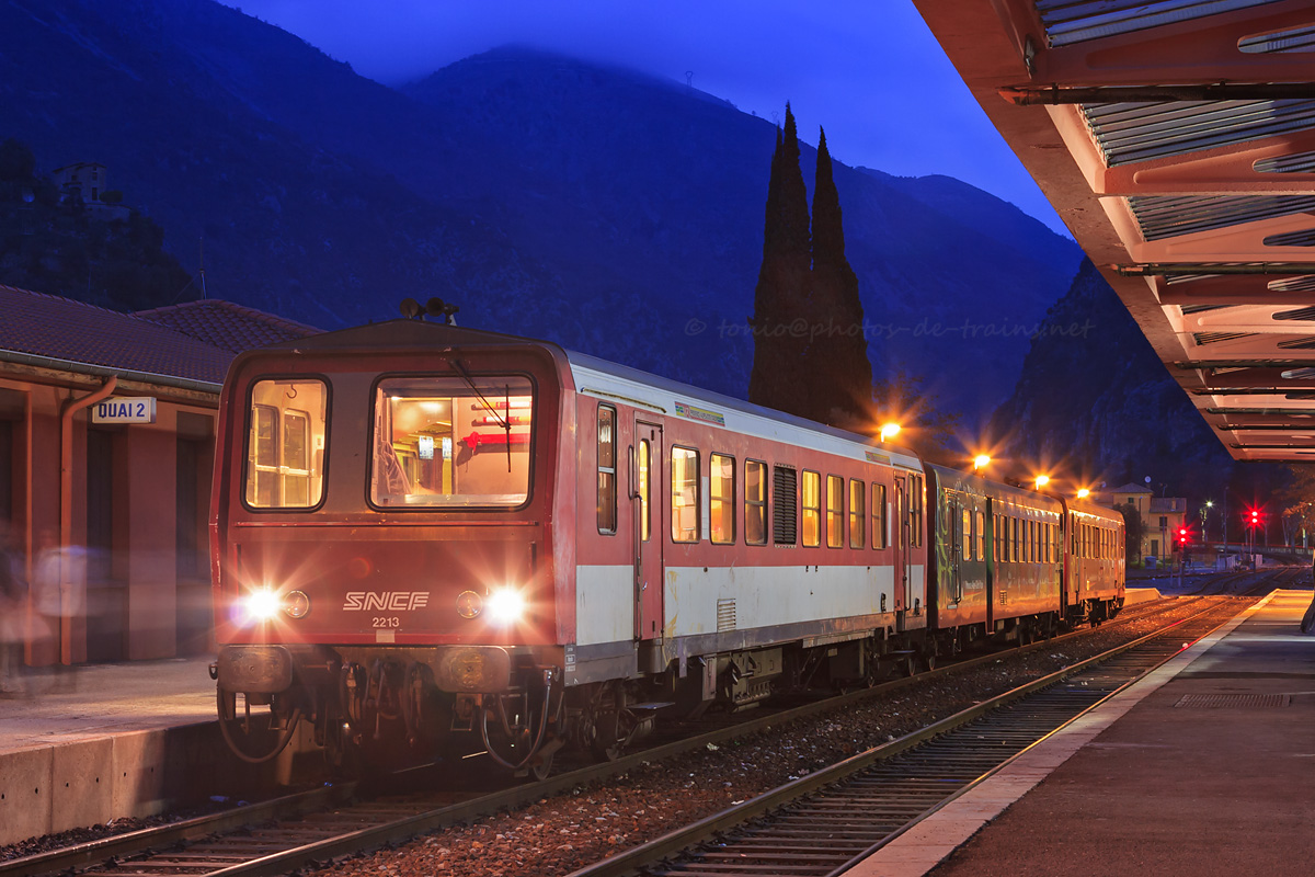 Arrêt en gare de Breil-sur-Roya du TER 22952 Cuneo - Nice-Ville.