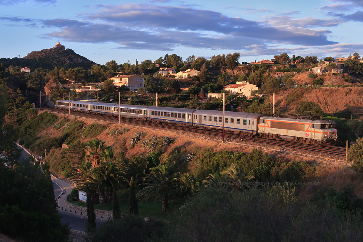 Aux premières lueurs du jour, la BB 22393 et son TER 17471 Toulon - Ventimiglia passent à Agay.