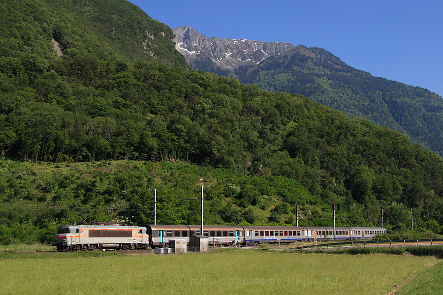 Vue du TER 17596 Modane - Lyon-Part-Dieu, tract&eacute; par la BB 22269, quelques instants apr&egrave;s son passage en gare d'&Eacute;pierre-Saint-L&eacute;ger.
