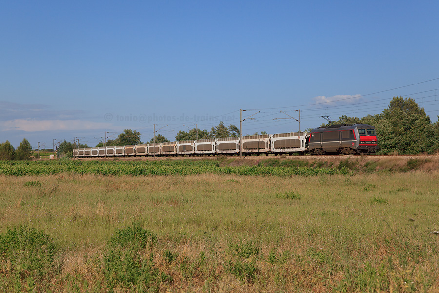 Vue &agrave; Gonfaron de l'auto-train 24580 Fr&eacute;jus-Saint-Rapha&euml;l - Strasbourg, tract&eacute; par la BB 26160.