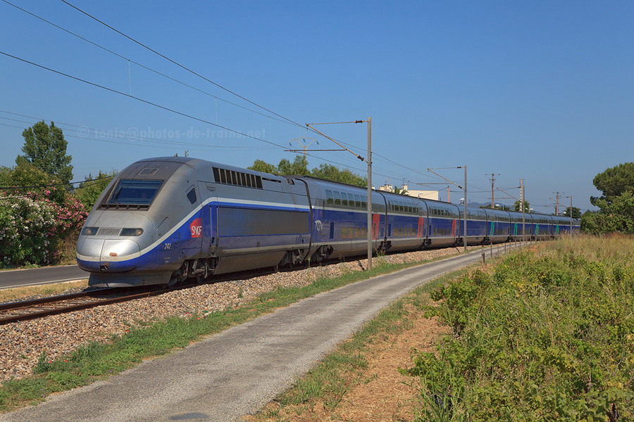 Photographié sous un soleil de plomb digne du Sud-Est, le TGV 6128 s'élance vers la capitale.