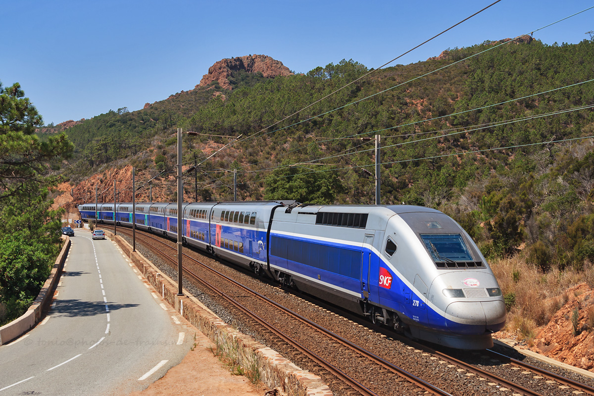 Quelques instants après sa traversée du viaduc d'Anthéor, le TGV 6171 Paris-Gare-de-Lyon - Nice-Ville, assuré par une UM de TGV Duplex, continue sa route vers Nice.