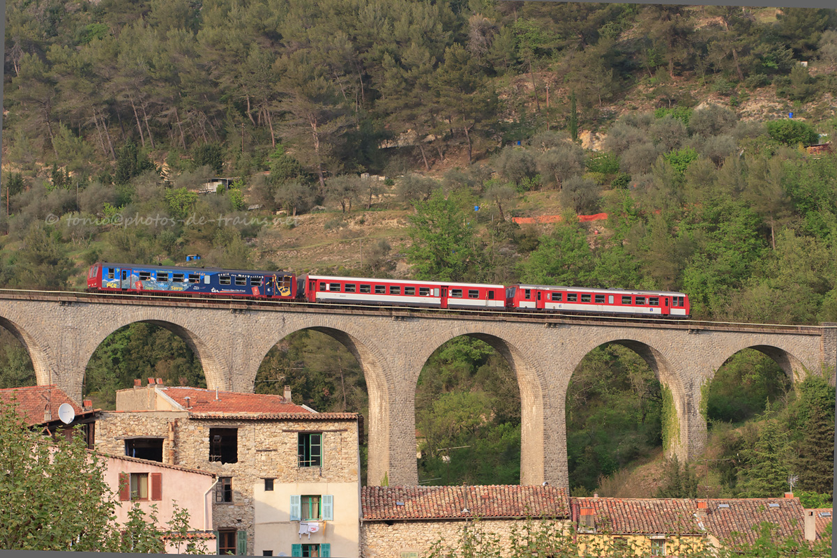 Les X 2204 et X 2203, accompagnant une XR 6200, traversent le viaduc surplombant le village de l'Escarène, assurant le TER 22952 Cuneo - Nice-Ville.