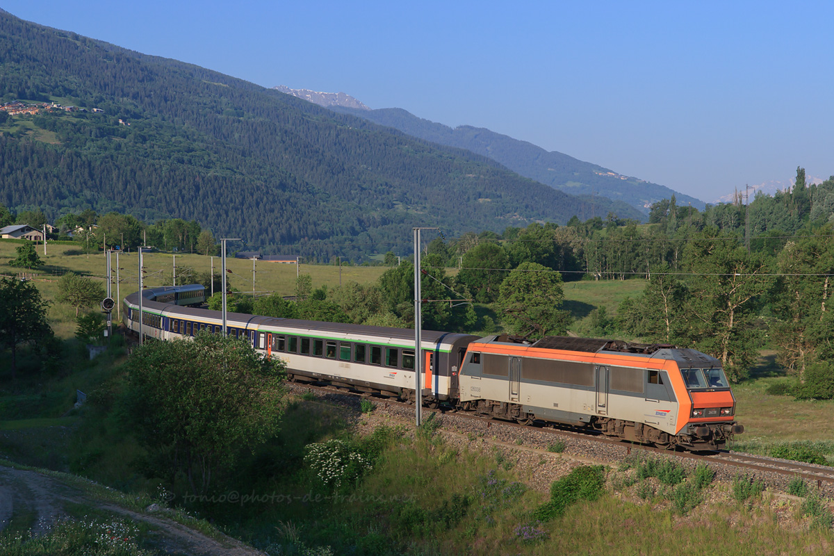 Le 5709 Paris-Austerlitz - Bourg-Saint-Maurice, tract&eacute; par la BB 26038, passe &agrave; Landry, sous les tous premiers rayons du soleil.