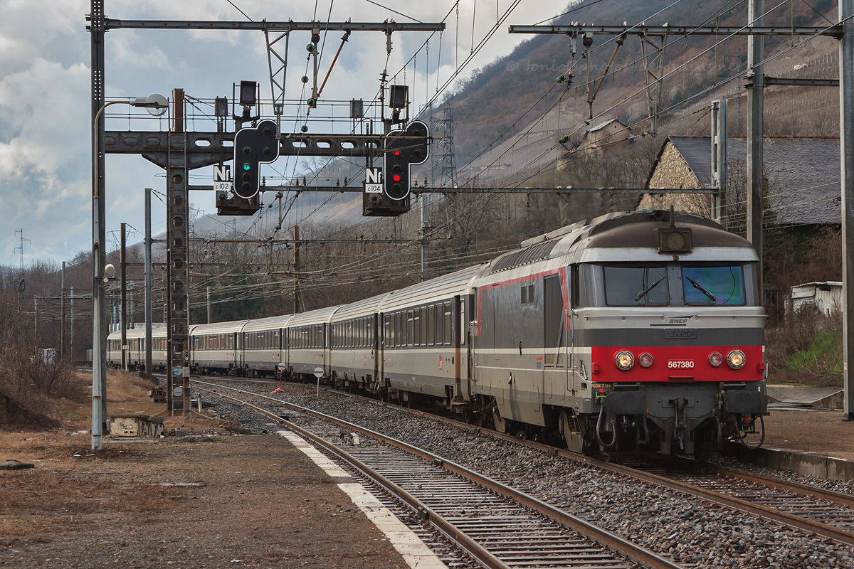 Gare de Montmélian, le train 4780 Chambéry-Challes-les-Eaux - Toulouse-Matabiau, tracté par le BB 67380, s'engage sur la ligne Grenoble - Montmélian.