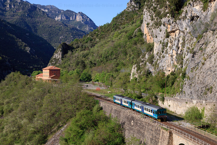 D&eacute;part de la gare de Fontan-Saorge du TER 22951/22952 Cuneo - Nice-Ville.