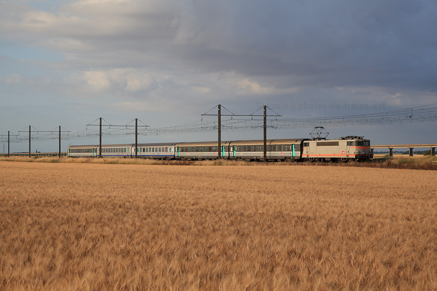 BB 9231 en tête, le TER Paris-Austerlitz - Orléans va bientôt desservir la gare d'Artenay.