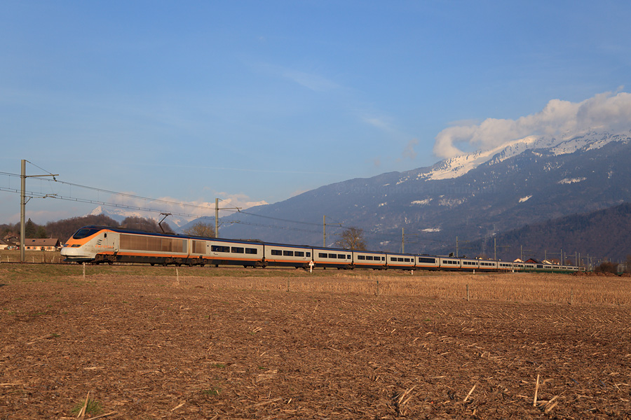 Passage &agrave; Gr&eacute;sy-sur-Is&egrave;re de l'Eurostar 9093 Londres - Bourg-Saint-Maurice.