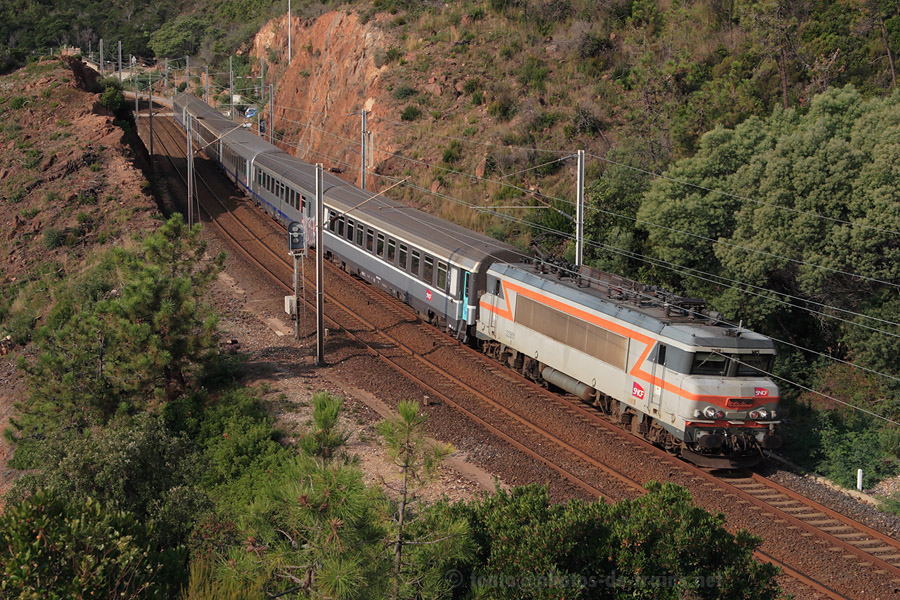Travers&eacute;e de la gare du Trayas par le TER 17443 Avignon-Centre - Ventimiglia, men&eacute; par la BB 22351.