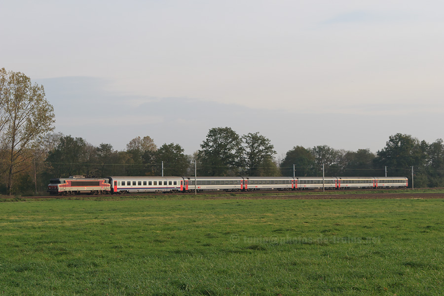 L'Iris 96 traverse la campagne alsacienne, aux alentours de Vendenheim.