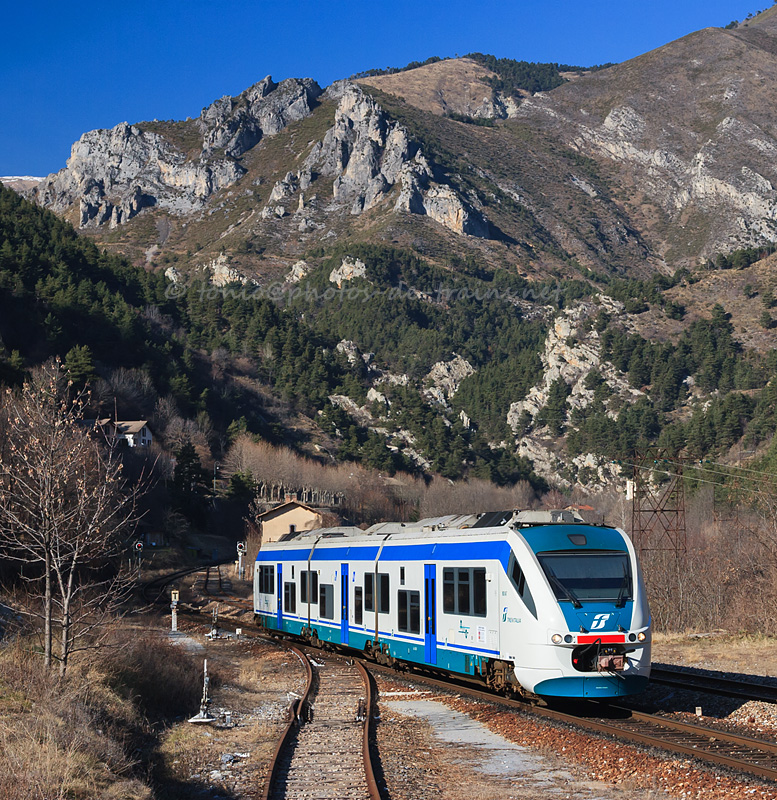 Entrée en gare de Tende du train 22983 Cuneo - Ventimiglia, assuré par l'Aln502 147.