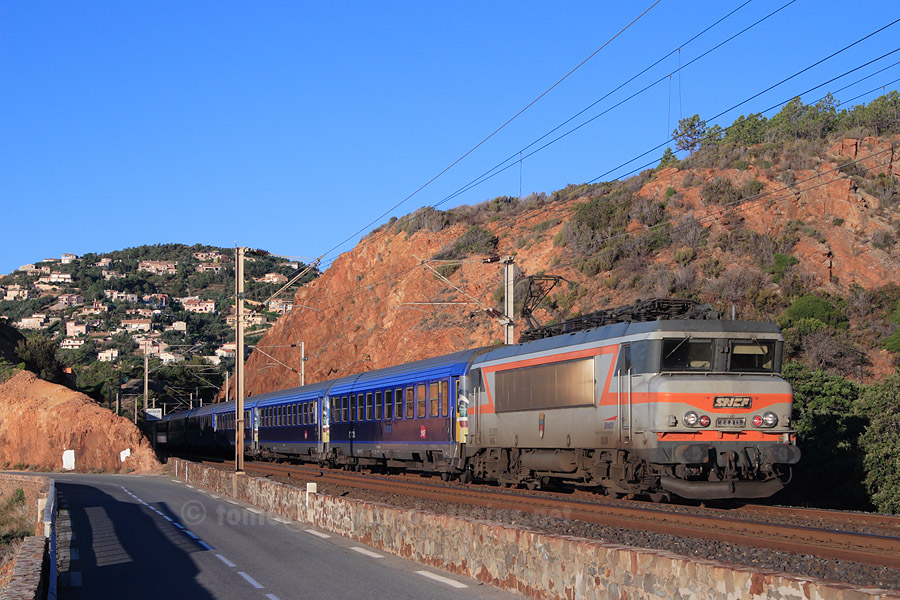 Passage pr&egrave;s d'Anth&eacute;or aux premi&egrave;res lueurs du jour du Corail Lun&eacute;a 5771 "Train bleu" Paris Austerlitz - Ventimiglia tract&eacute; par la BB 22311.