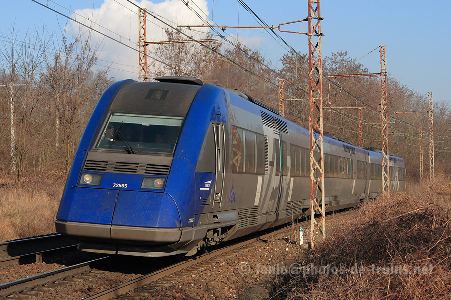 Passage &agrave; Tresserve du TER 96624 Gen&egrave;ve-Cornavin - Valence-Ville assur&eacute; par le X 72565/72566.