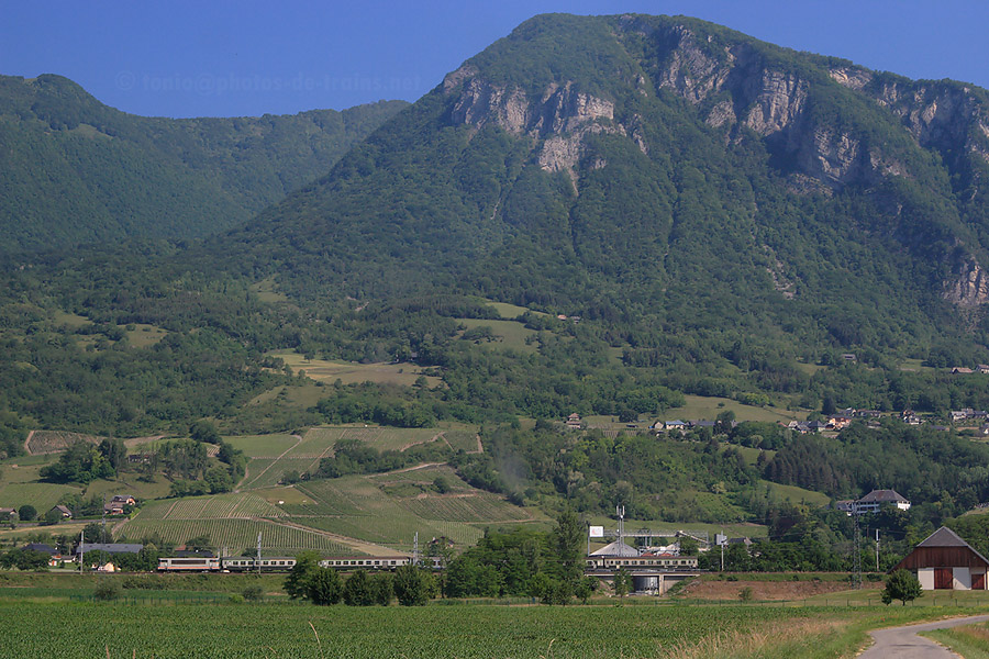 Quelques minutes apr&egrave;s son d&eacute;part de Saint Pierre d'Albigny, le TER 883156 Bourg-Saint-Maurice - Aix-les-Bains-le-Revard, tract&eacute; par la BB 25191, passe au niveau de Saint-Jean-de-la-Porte.