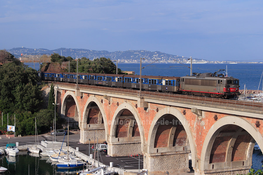 Quelques instants apr&egrave;s son d&eacute;part de la gare de Mandelieu-la-Napoule, le TER 881222 Ventimiglia - Les Arcs Draguignan, tract&eacute; par la BB 25618, s'appr&ecirc;te &agrave; entrer en gare de Th&eacute;oule-sur-Mer.
