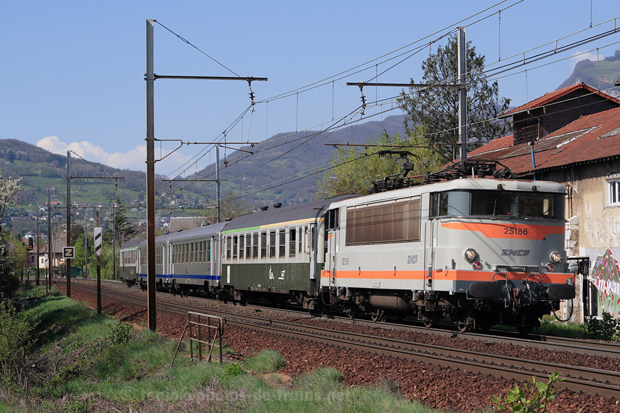 Vue du TER 883317 Chamb&eacute;ry-Challes-les-Eaux - Modane, BB 25186 en t&ecirc;te, quelques minutes apr&egrave;s son d&eacute;part de Chamb&eacute;ry-Challes-les-Eaux.