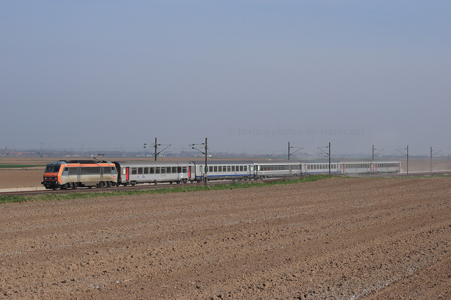 Passage du TER 200 Alsace 96211 Strasbourg - B&acirc;le, tract&eacute; par la BB 26142R, pr&egrave;s de Sand, dans un nuage de poussi&egrave;re.