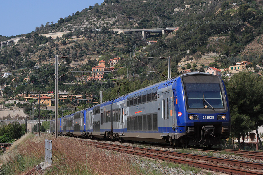 Vue du 881139 Grasse - Ventimiglia, assur&eacute; par une UM3 de Z 23500, quelques instants apr&egrave;s avoir pass&eacute; la fronti&egrave;re France/Italie.