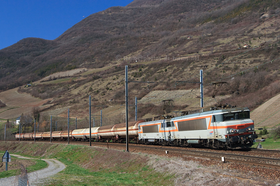 Mont&eacute;e lente, au niveau de Saint-Jean-de-la-Porte, du train 47329 Ch&acirc;lons-en-Champagne - Modane tract&eacute; par les BB 7366 et BB 7440.