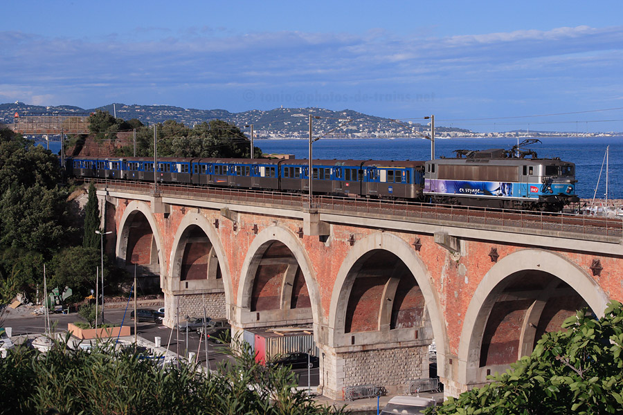 Passage sur le viaduc de la Rague (Th&eacute;oule-sur-Mer) du TER 881222 Ventimiglia - Les-Arcs-Draguignan, tract&eacute; par la BB 25607, r&eacute;cemment d&eacute;tach&eacute;e &agrave; Marseille-Blancarde.