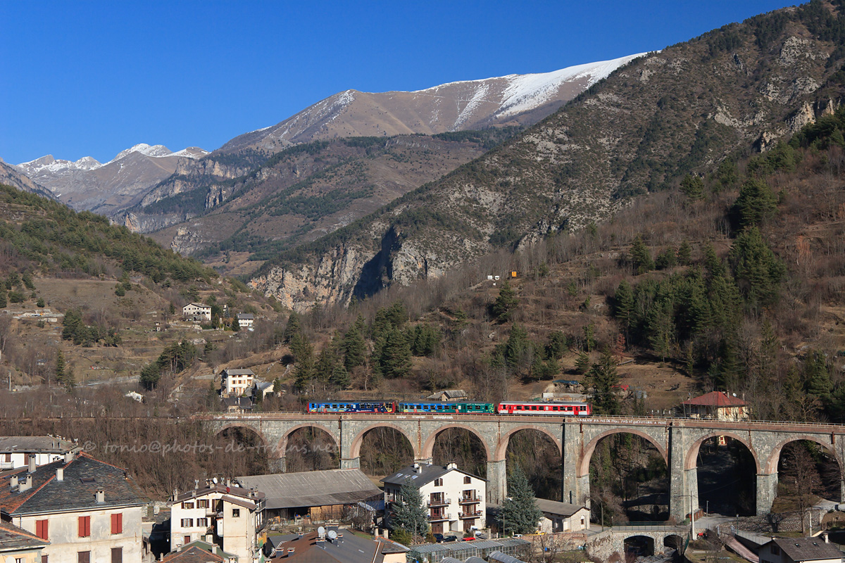 Le TER 22949 Nice - Cuneo (Coni), assuré par deux X 2200 encadrant une XR 6100.