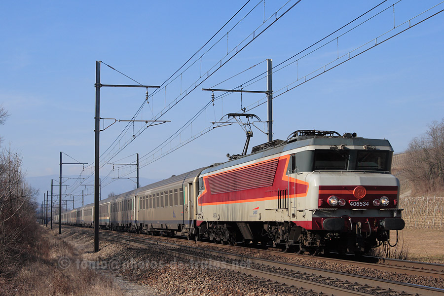 Passage &agrave; Torm&eacute;ry du TER 883313 Lyon-Perrache - Modane, CC 6534 en charge.