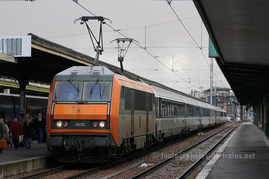 Arriv&eacute;e en gare de Paris-Gare-de-Lyon du Corail 5916 Nevers - Paris-Gare-de-Lyon, BB 26010 en t&ecirc;te.