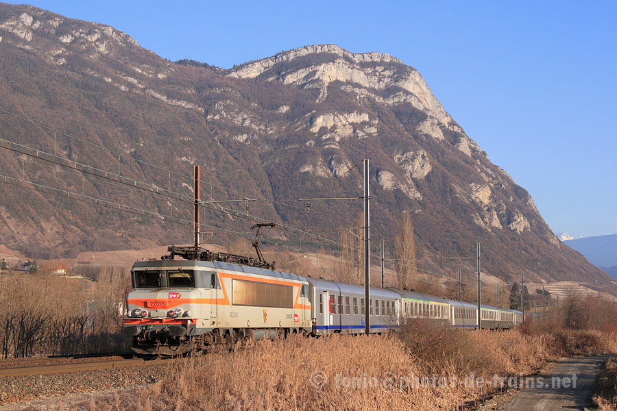 Passage &agrave; Myans de la BB 22316 sur le TER 17594 Bourg-Saint-Maurice - Lyon-Perrache.