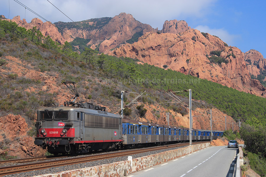 Vue du TER 881173 Les Arcs-Draguignan - Ventimiglia, BB 25618 en pousse, quelques minutes apr&egrave;s son arr&ecirc;t en gare d'Anth&eacute;or-Cap-Roux.
