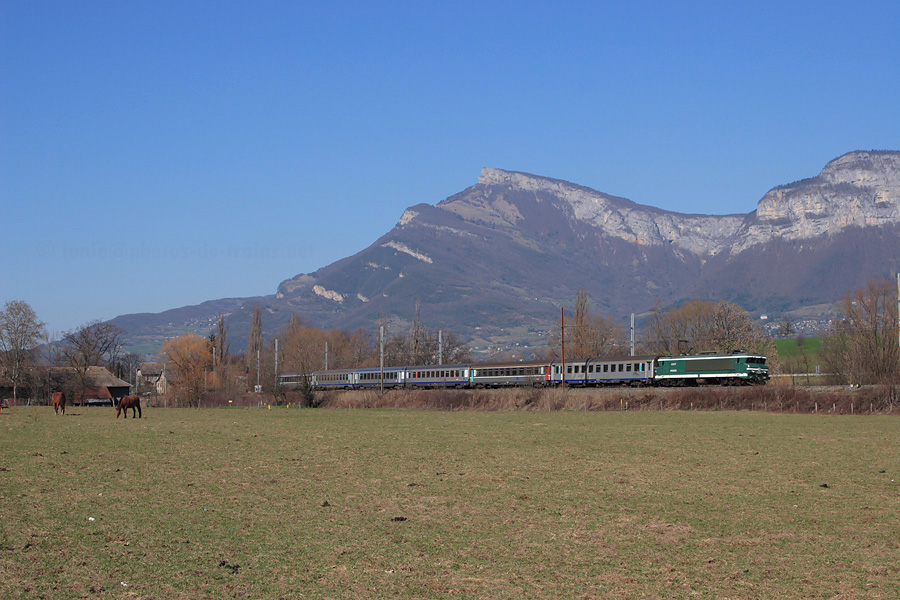 Quelques minutes apr&egrave;s son d&eacute;part de la gare de Chamb&eacute;ry-Challes-les-Eaux, le TER 883313 Lyon-Perrache - Modane, CC 6558 en t&ecirc;te, passe &agrave; Chacuzard.