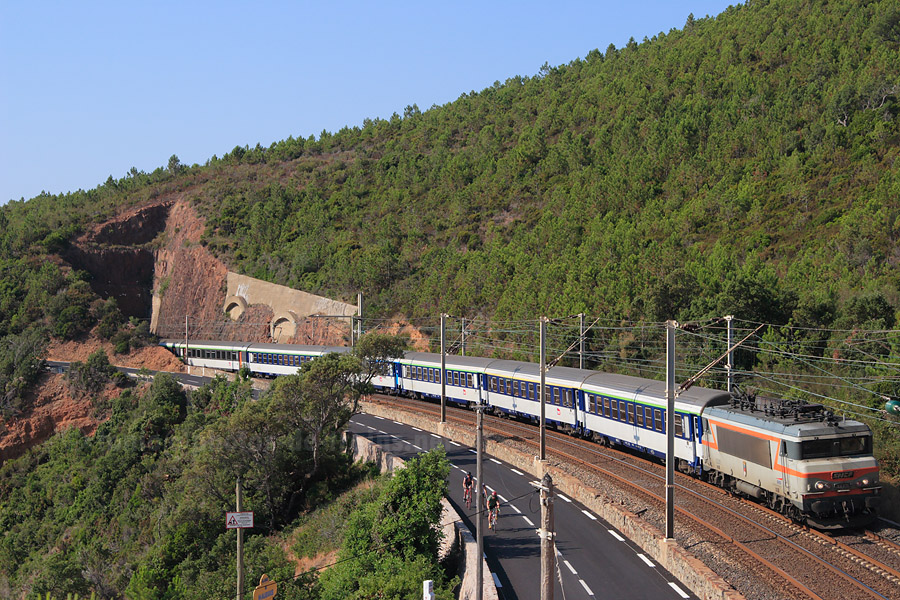 Se faufilant entre les roches de l'Est&eacute;rel, la BB 22311 tracte le Corail Lun&eacute;a 4625 Nantes - Nice-Ville.