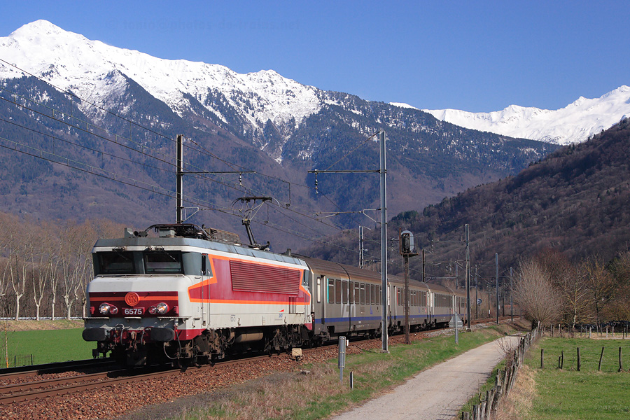 CC 6575 en traction, le TER 883360 Modane - Chambéry-Challes-les-Eaux dévale la Maurienne et passe au niveau d'Aiton.