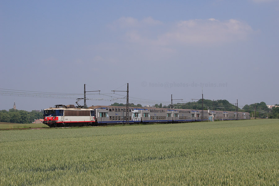 Vue du TER 862517 Paris Montparnasse - Chartres, BB 8591 en t&ecirc;te, quelques instants apr&egrave;s son d&eacute;part de la gare de Rambouillet.